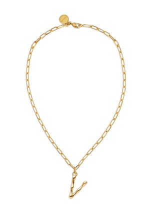 Collar de cadena dorada con eslabones ovalados alargados y un colgante texturizado en forma de V en el centro, asegurado con un cierre de langosta y una placa redonda.