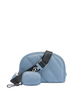 Niebieska pikowana torebka o zaokrąglonym kształcie, wyposażona w czarny regulowany pasek oraz małą dopasowaną saszetkę przymocowaną łańcuszkiem.