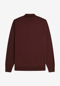 Maglione lungo a maniche con un tessuto morbido, di colore bordeaux, con colletto e polsini e orlo a coste. Vista posteriore senza motivi o accessori.