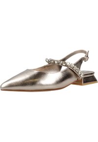 Zapato slingback plateado metálico con punta puntiaguda, tira decorada con cristales transparentes y diseño de tacón cuadrado.