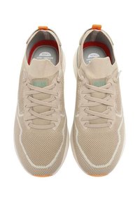 Zapatillas deportivas beige con parte superior de malla, cierre con cordones y detalles en naranja. Incluyen una suela acolchada y un cuello acolchado para mayor comodidad.