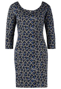 Robe en imprimé léopard gris avec des manches trois-quarts, présentant des motifs bleus et noirs, un col rond et une silhouette ajustée.