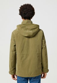 Oliwkowa kurtka z kapturem o gładkiej teksturze, z prostym krojem, zapinanymi mankietami oraz przeszyciem na plecach.
