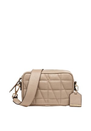 Borsa a tracolla in pelle beige con design trapuntato, dettagli in metallo dorato, tracolla regolabile e un piccolo tag attaccato sul lato.