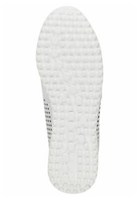 Semelle de basket blanche avec des points antidérapants texturés, dotée d'un design perforé sur les côtés pour la respirabilité. Finition lisse dans l'ensemble.