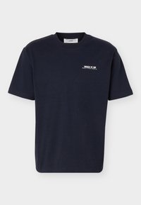 Μπλε σκούρο κοντομάνικο T-shirt με στρογγυλή λαιμόκοψη και λευκό κείμενο "JUICE IT UP Marc O'Polo Denim" στο αριστερό μέρος του στήθους.
