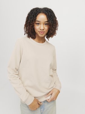 Beige Sweatshirt mit rundem Ausschnitt und langen Ärmeln, mit gerippten Bündchen. Glatte Textur vor einem hellen Hintergrund.