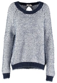 Stickad tröja i ljusblått med ett strukturerat mönster, med en marinblå, pälsliknande trim vid halsringningen och ärmsluten. Avslappnad passform, långa ärmar.