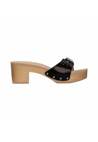 Sandali piattaforma in pelle nera con una fascia larga, borchie argentate e un cinturino, montati su un tacco in legno naturale.
