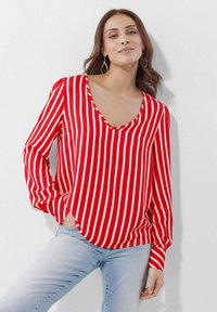 Rot-weiß gestreifte Bluse mit V-Ausschnitt, langen Ärmeln und lockerer Passform, gefertigt aus einem glatten, leichten Stoff.