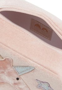 Una pochette rosa chiaro con zip, decorata con un morbido applicazione di giraffa e un'etichetta interna con un logo a cartone di due volti sorridenti.