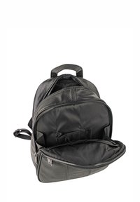 Mochila de cuero negro con forma redondeada, cierre de doble cremallera, asa superior y múltiples bolsillos interiores, con una textura suave.