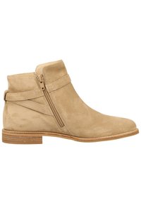 Beige Wildleder-Stiefeletten mit einem seitlichen Reißverschluss, die eine glatte Textur, eine abgerundete Spitze und einen kontrastierenden braunen Blockabsatz aufweisen.
