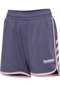 Lila sportshorts gjorda av mjukt tyg med en rosa kant, utrustade med resårmidja och vitt chevronmönster på sidorna.