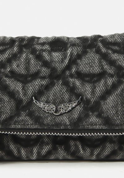 Borsa a pochette nera trapuntata con un accento argentato a forma di ala decorato con strass, tessuto testurizzato e chiusura con zip nella parte inferiore.