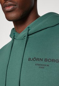 Björn Borg ESSENTIAL HOODIE - Jersey con capucha - bistro green