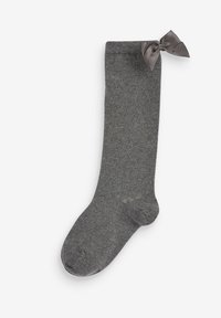 Graue kniehohe Socke aus gestricktem Stoff, mit einer glatten Textur und einer dekorativen Satin-Schleife am oberen Rand.