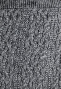 Pulover gri tricotat cu un model de tip cable knit și un finisaj texturat. Țesătura pare moale și groasă, potrivită pentru vreme rece.