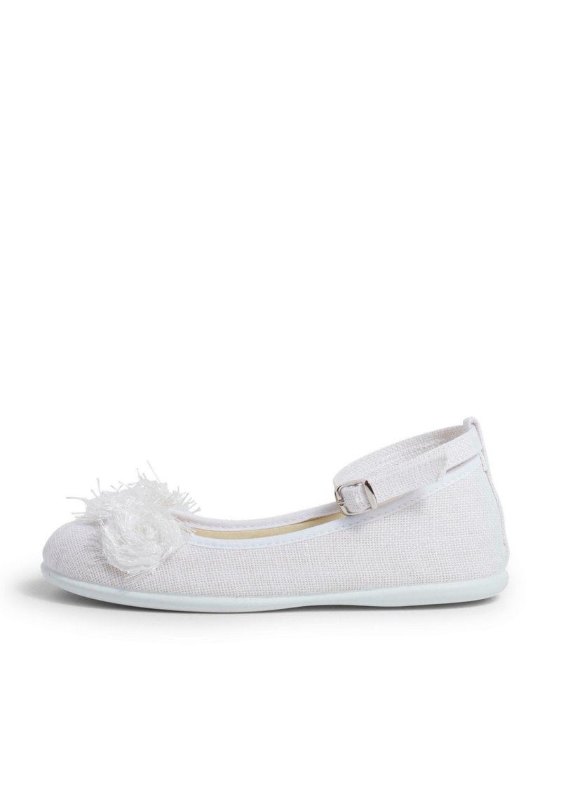 Scarpa da ballerina bianca realizzata in tessuto texturizzato con un morbido pompon in pelliccia sulla punta e una fascia alla caviglia regolabile. Suola piatta.