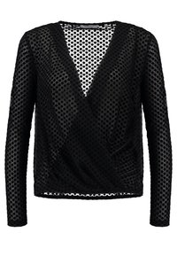Top nero a maniche lunghe realizzato in tessuto trasparente con grandi ritagli circolari. Presenta un design avvolgente e una scollatura a V.