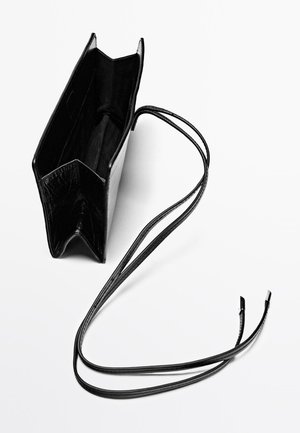 Zwarte leren handtas met een gestructureerde silhouet, open bovenkant en twee lange, dunne hengsels. Soepele textuur met schuine hoeken en geen extra hardware.