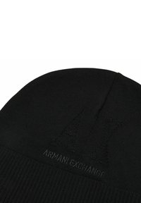 Berretto in maglia nera con logo "AX" in rilievo e testo "ARMANI EXCHANGE". Texture liscia, design aderente e corona senza cuciture.