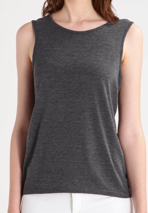 Grå ärmlös topp i mjukt, lätt tyg. Har en rund halsringning och en avslappnad passform utan synliga mönster eller utsmyckningar.