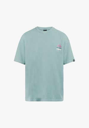 Lichtblauw T-shirt met korte mouwen en ronde hals, met een klein roze en groen "Protest" logo op de linkerborst en een klein zwart label op de linkermouw.