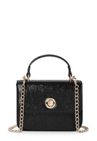Schwarze, strukturierte Handtasche mit einem goldfarbenen, runden Verschluss, einem Griff oben und einem abnehmbaren Kettenriemen. Kompaktes Design mit glatter Oberfläche.