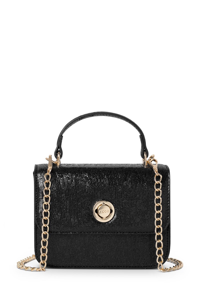 Schwarze, strukturierte Handtasche mit einem goldfarbenen, runden Verschluss, einem Griff oben und einem abnehmbaren Kettenriemen. Kompaktes Design mit glatter Oberfläche.