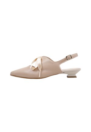 Zapato slingback beige de cuero con punta afilada, tacón bajo tipo kitten, correa con hebilla y cordón decorativo de cinta de satén en la parte superior.