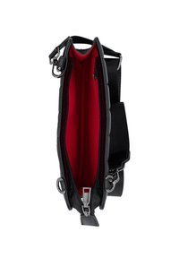 Borsa a tracolla in pelle nera con interno rosso, cerniera aperta e tracolla in tessuto nero regolabile con ganci metallici.