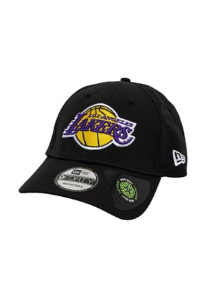 Zwarte verstelbare baseballpet met Los Angeles Lakers logo met een gele basketbal en paarse tekst, New Era merklabels op de klep en zijkant.