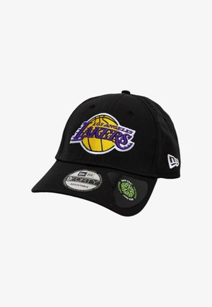 Zwarte verstelbare baseballpet met Los Angeles Lakers logo met een gele basketbal en paarse tekst, New Era merklabels op de klep en zijkant.