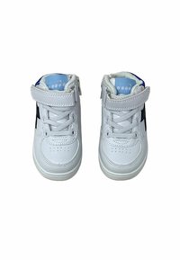 Sneaker alte bianche con accenti neri, dotate di lacci e una cinghia regolabile, realizzate in materiale sintetico liscio con dettagli perforati.