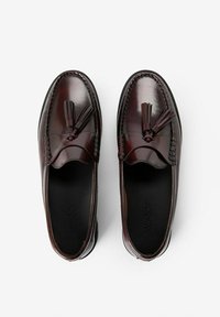 Bruine leren loafers met kwastjesaccenten, moccasin-stijl stiksels en een gladde gepolijste afwerking; ronde neus en een gevoerde binnenkant.