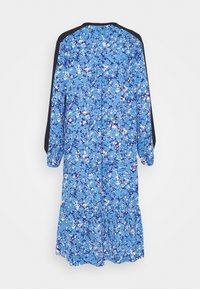 Robe bleue à fleurs à manches longues avec des panneaux noirs aux épaules et un ourlet à volants, présentée à plat sur un fond blanc.
