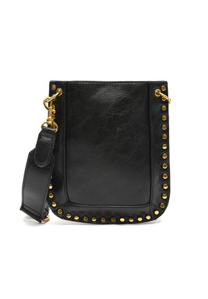 Zwarte leren handtas met gouden studs langs de randen, een platte vorm en een verstelbare strap met een gouden sluiting.