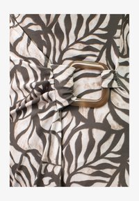 Seleccionado, marron