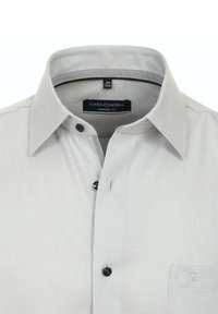 Grau-weißer karierten Hemd aus strukturiertem Stoff, mit einem spitzen Kragen, schwarzen Knöpfen und einer Brusttasche mit einem Logo.