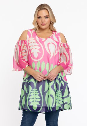 Robe à motif floral coloré avec des manches cold-shoulder, comportant des nuances de rose, vert et bleu. Tissu léger et fluide.