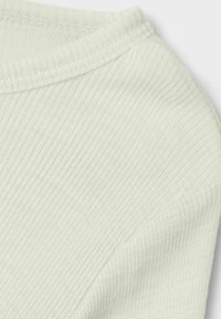 Tissu côtelé gris clair avec une texture lisse, présentant un col rond et un éclat subtil, mettant en avant des points fins et réguliers.