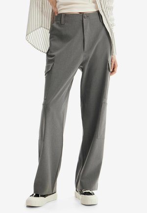 Pantaloni cargo grigi con taglio dritto, dotati di tasche laterali, chiusura con bottone e realizzati in un tessuto leggero e fluido.