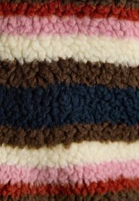 Wollstoff mit horizontalen Streifen in Dunkelblau, Braun, Creme, Rosa und Rost. Die Textur ist weich und flauschig, ähnlich wie Fleece.