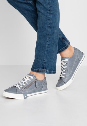 Baskets en cuir gris avec des lacets blancs, dotées d'une fermeture éclair sur le côté, de rayures contrastantes sur la semelle et de panneaux texturés.