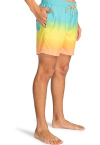 Șorturi de baie cu un gradient de la albastru deschis la portocaliu pastel. Fabricate dintr-un material ușor, cu un waistband elastic și buzunare pe lateral.