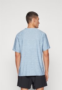 TYR AIRTEC SHORT SLEEVE TEE LARGE LOGO - T-skjorte til trening - denim
