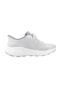 Zapatillas deportivas ligeras hechas de malla blanca con acentos grises, que presentan una suela blanca gruesa y acanalada y un diseño de cordones en la parte delantera.