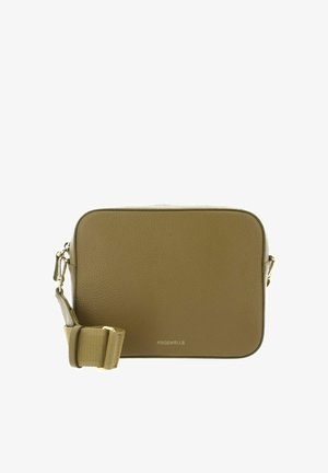 Rechteckige olivgrüne Leder-Umhängetasche mit verstellbarem Riemen und goldfarbenen Beschlägen, Markenname mittig auf der Vorderseite geprägt.