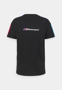 Černé bavlněné tričko s krátkým rukávem a kulatým výstřihem. Na rukávech má červené a modré akcenty a na zadní straně logo "M Motorsport".